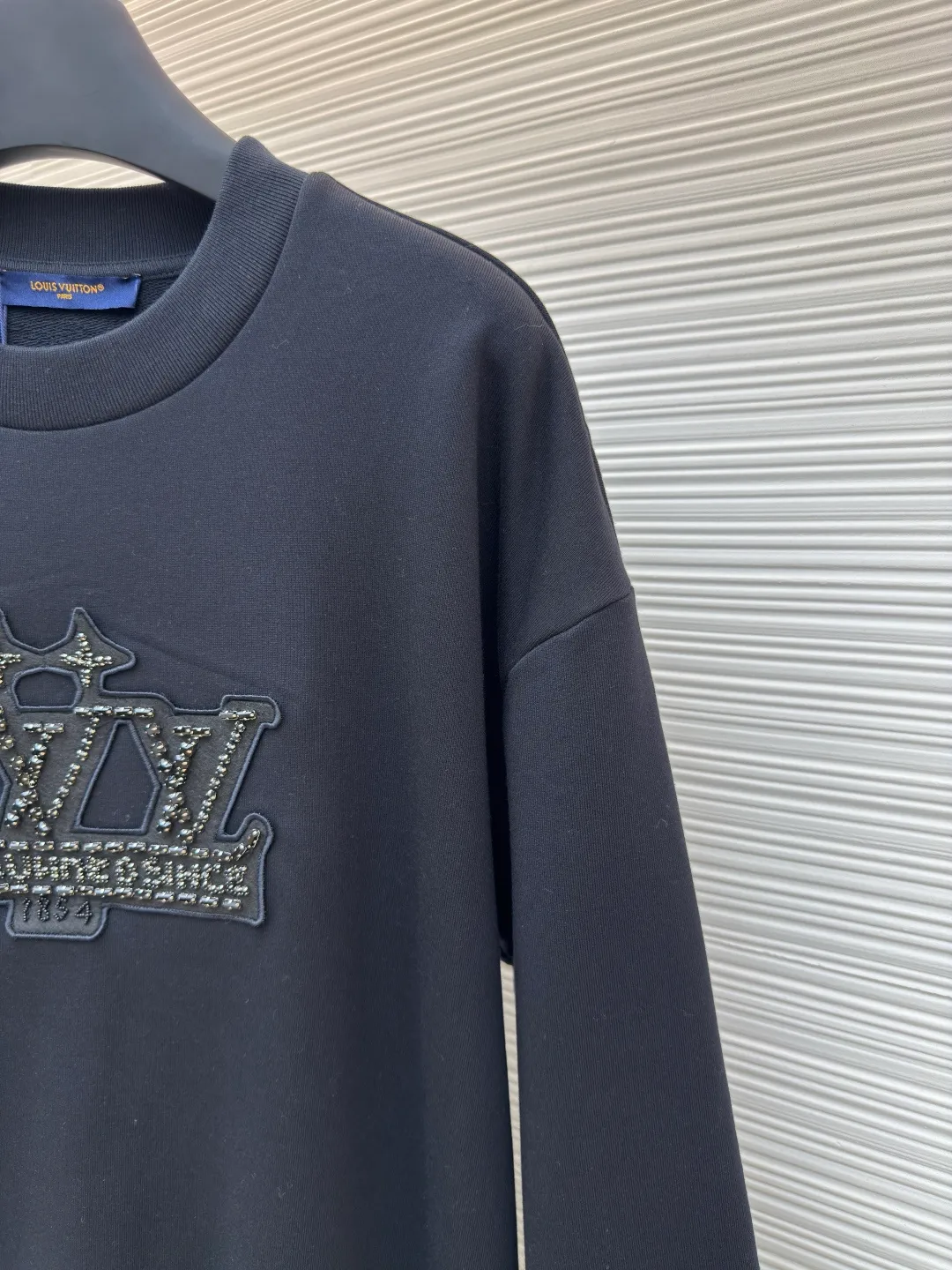 LOUIS VUITTON Obsidian claw diamond sweatshirt ●Authentic product: Purchased and developed for 16700 ●Item number: 1680292-B15 ●Fabric: Double-strand large terry bottom sweatshirt fabric ●Technology: Hand-picked stitch and embroidered chapter production ●Version: Fitted version ●Weight: about 585 grams ●Size: XS-S-M-L ●Description: The fabric is made of cotton 32s double-ply large terry bottom sweatshirt fabric, matched with 26s double yarn 1*1 horizontal machine weaving thread, the front panel is hand-picked and embroidered with an embroidered patch, the patch is made of non-woven material, laser burned to produce the embroidered patch, the outer ring is flat embroidered, and the inside is lined with bead positioning lines, customized elliptical claw drill base, two specifications of flat top drill, 3*7 There are two kinds of square diamonds, 6*6. The diamonds are all made of obsidian high-bright polishing material. The beads are manually mounted on a wooden frame. The beading time for a single piece of chapter reaches 3.5 hours. The overall wiring is straight and delicate, the fabric is comfortable and soft, and the color is consistent without color difference. It can be matched with the same style to create a fashionable look and control various occasions. Customized accessories, complete with three standards, same style for men and women!